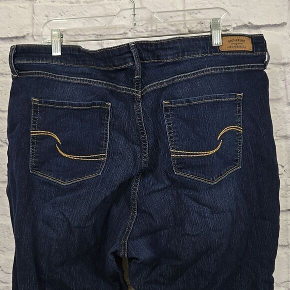 Levi's Women Plus Size 22 Mid Rise Capri Blue Jeans Dark Wash Cuff Stretch Denim - Picture 3 of 6